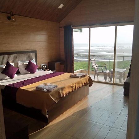 Whistling Waves Beach Resort Ānjarle Exterior foto