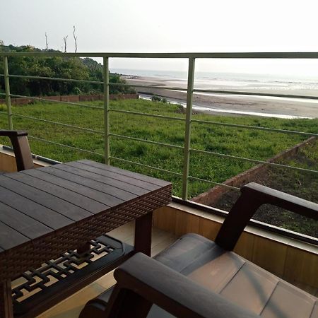Whistling Waves Beach Resort Ānjarle Exterior foto