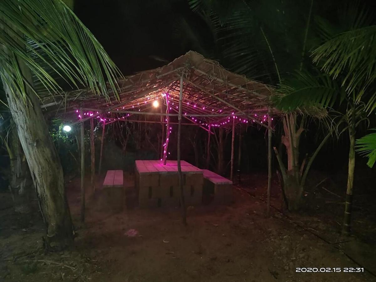 Whistling Waves Beach Resort Ānjarle Exterior foto
