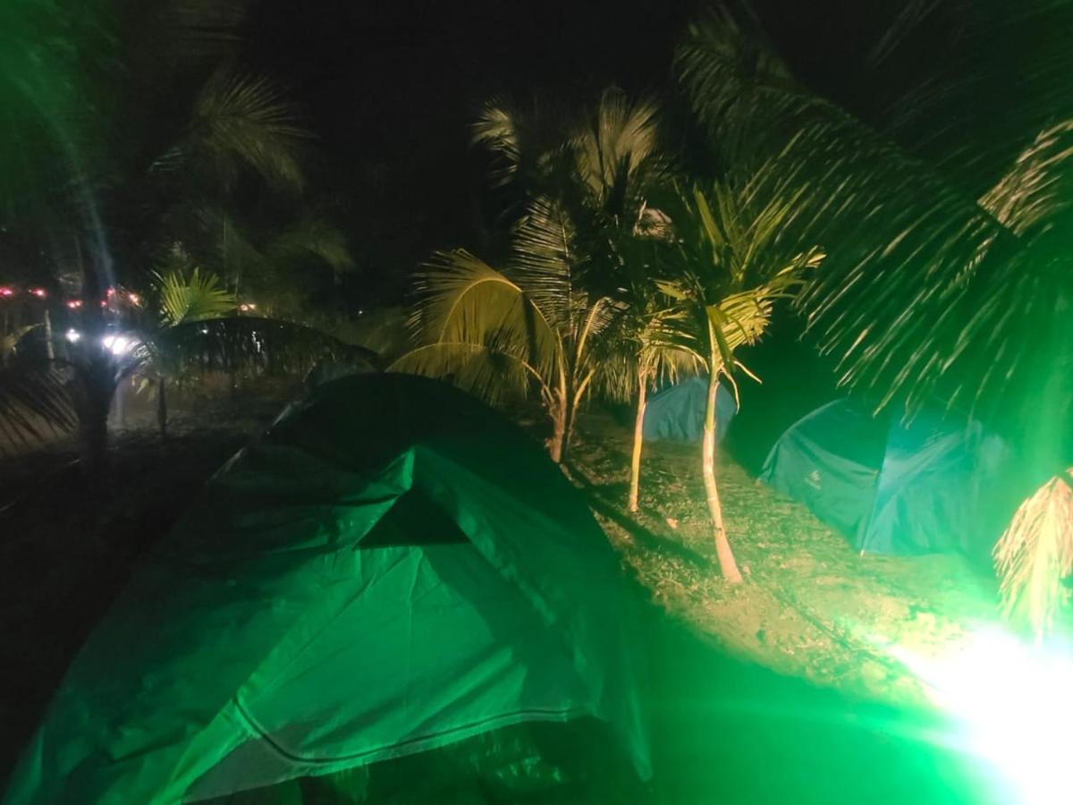 Whistling Waves Beach Resort Ānjarle Exterior foto