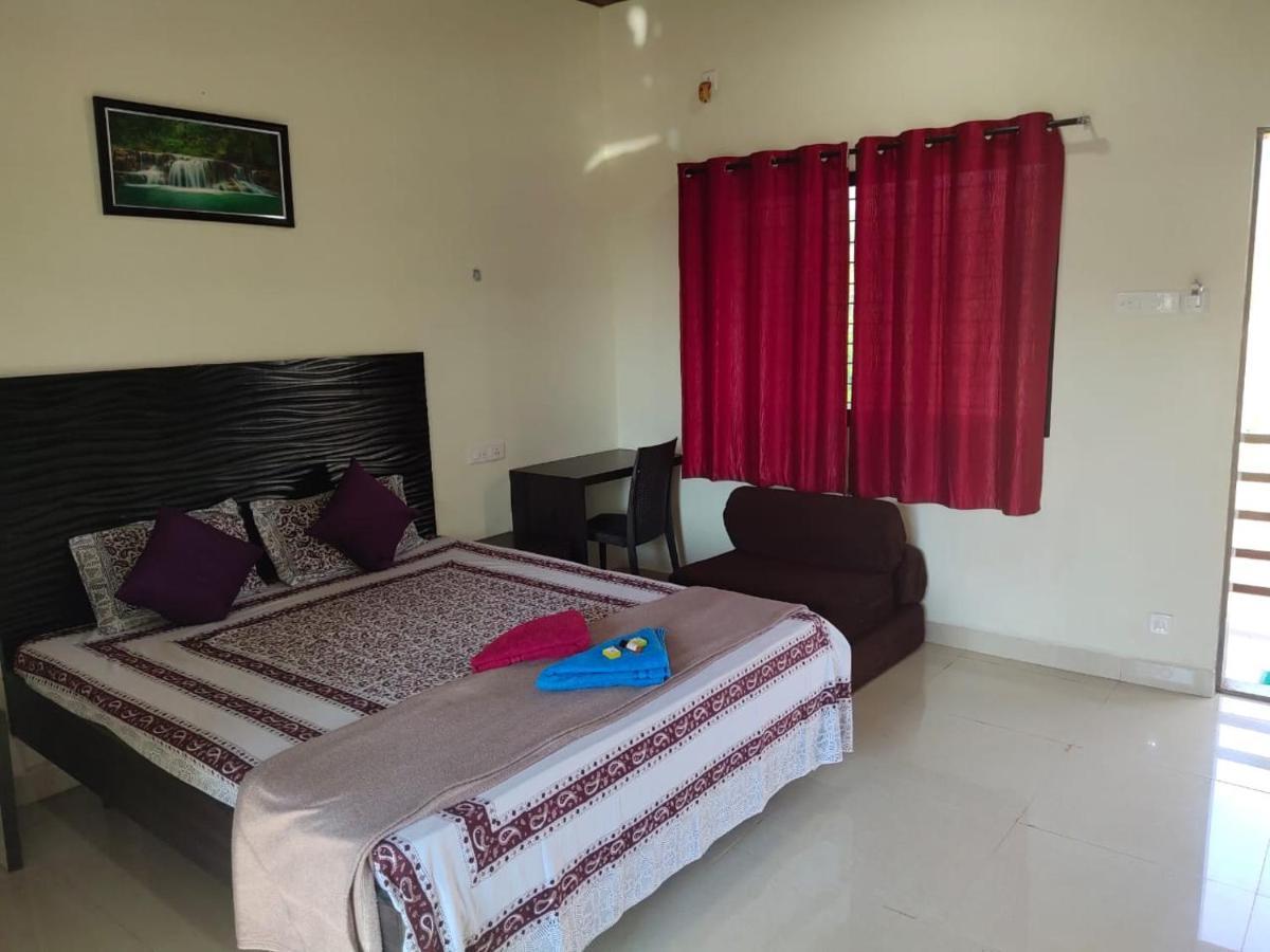 Whistling Waves Beach Resort Ānjarle Exterior foto