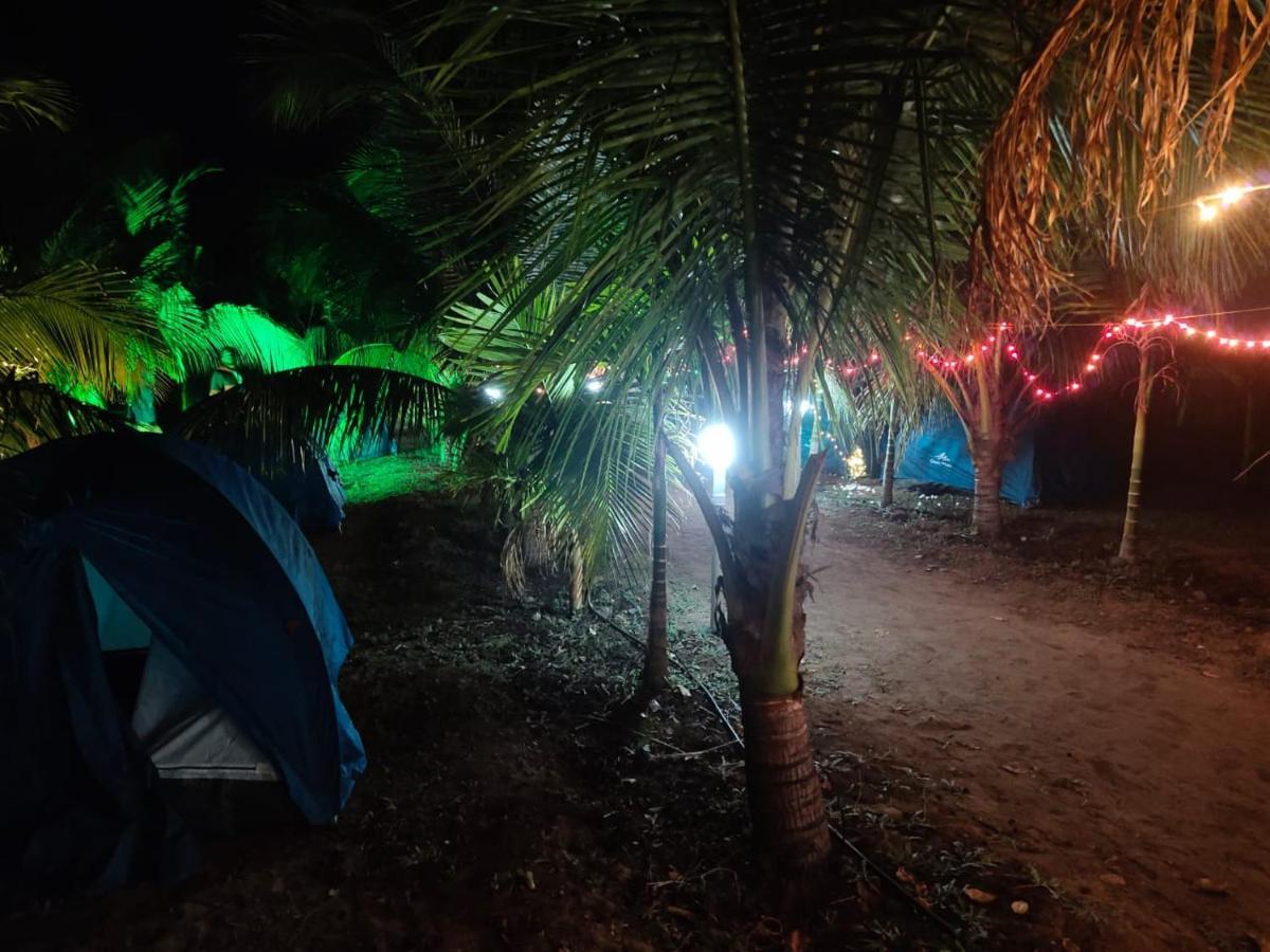 Whistling Waves Beach Resort Ānjarle Exterior foto