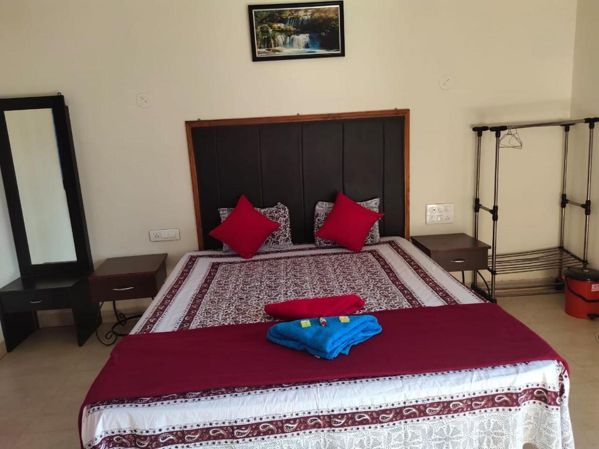 Whistling Waves Beach Resort Ānjarle Exterior foto