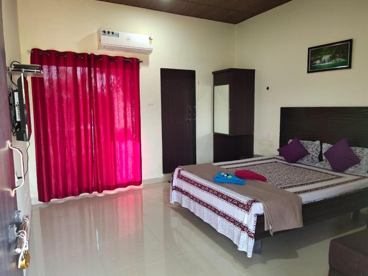 Whistling Waves Beach Resort Ānjarle Exterior foto