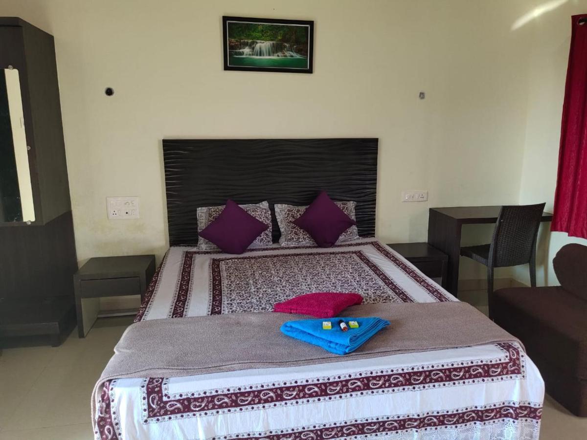 Whistling Waves Beach Resort Ānjarle Exterior foto