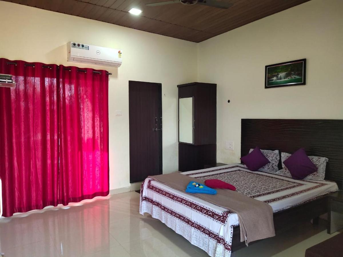 Whistling Waves Beach Resort Ānjarle Exterior foto
