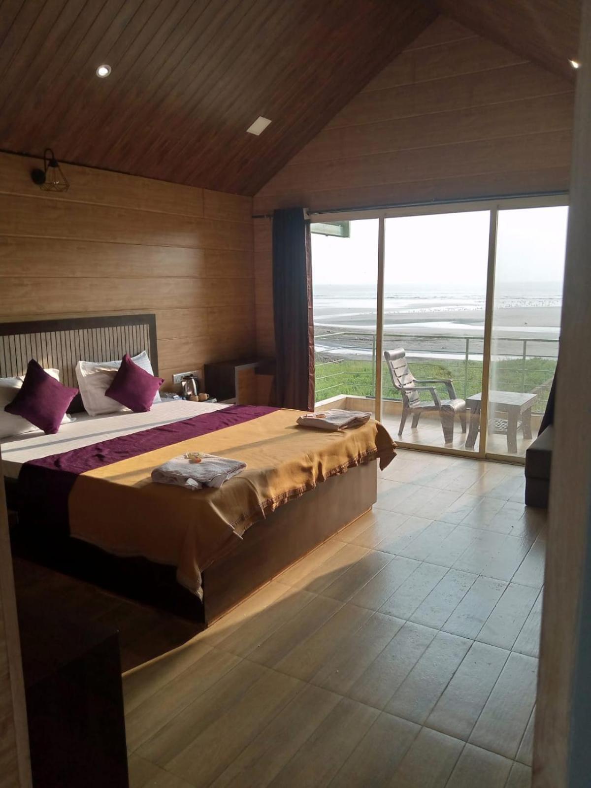 Whistling Waves Beach Resort Ānjarle Exterior foto
