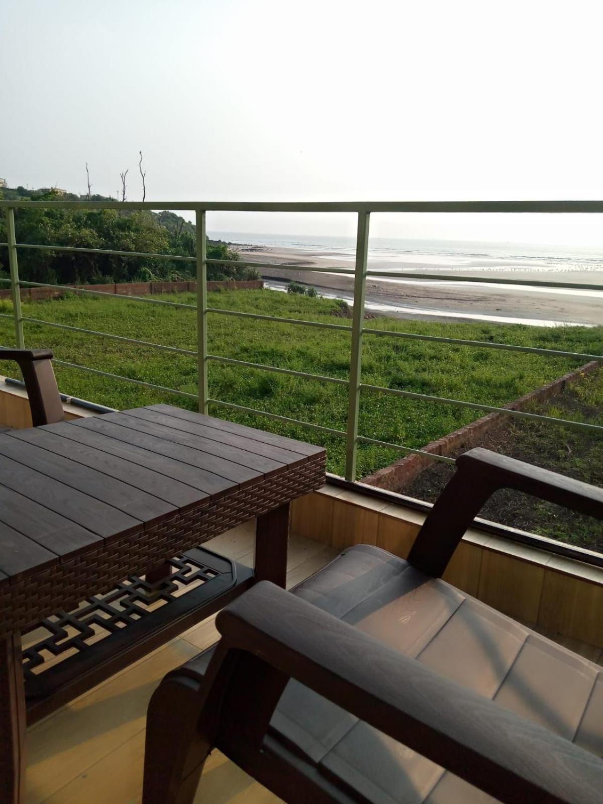 Whistling Waves Beach Resort Ānjarle Exterior foto