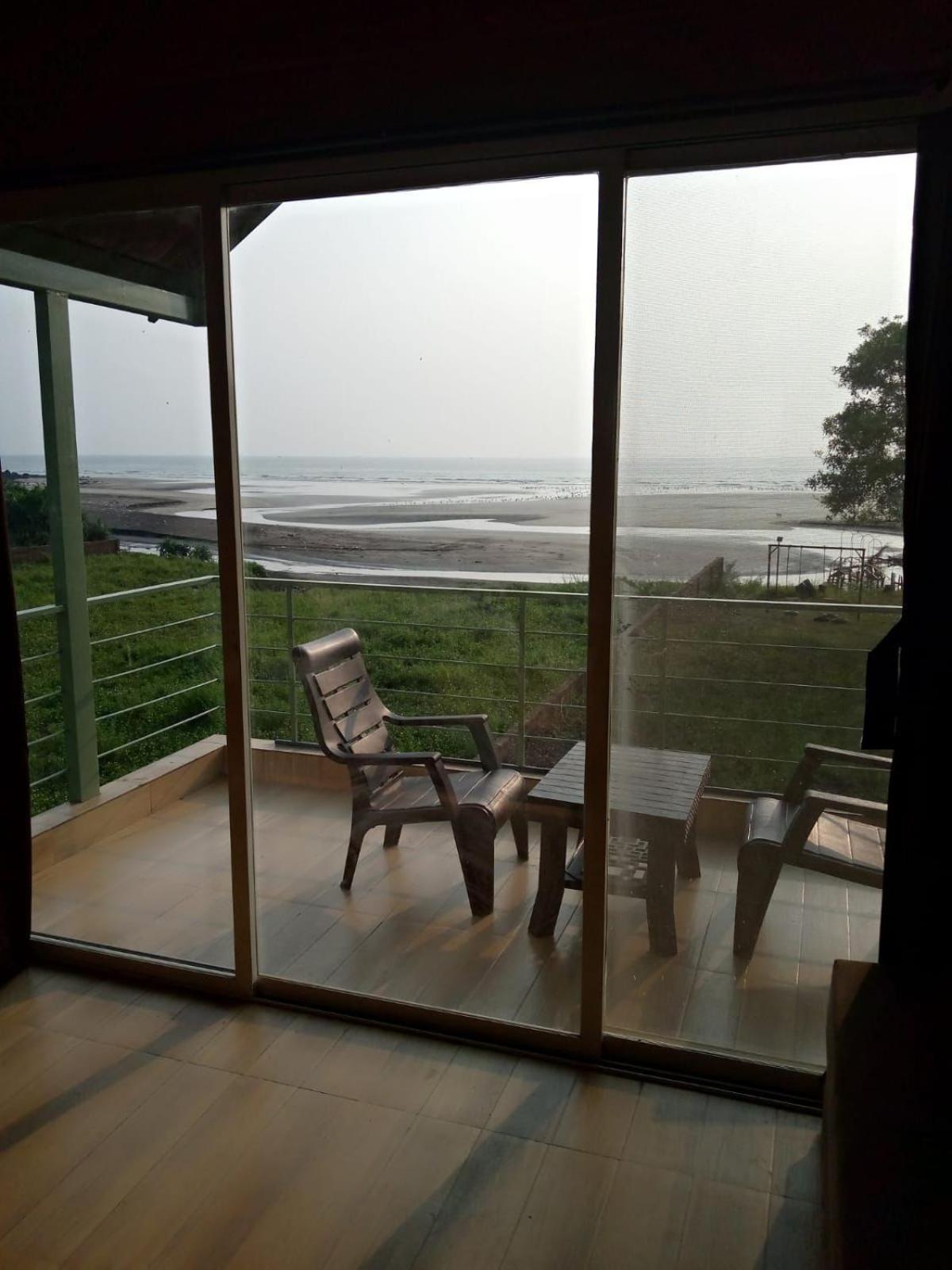 Whistling Waves Beach Resort Ānjarle Exterior foto