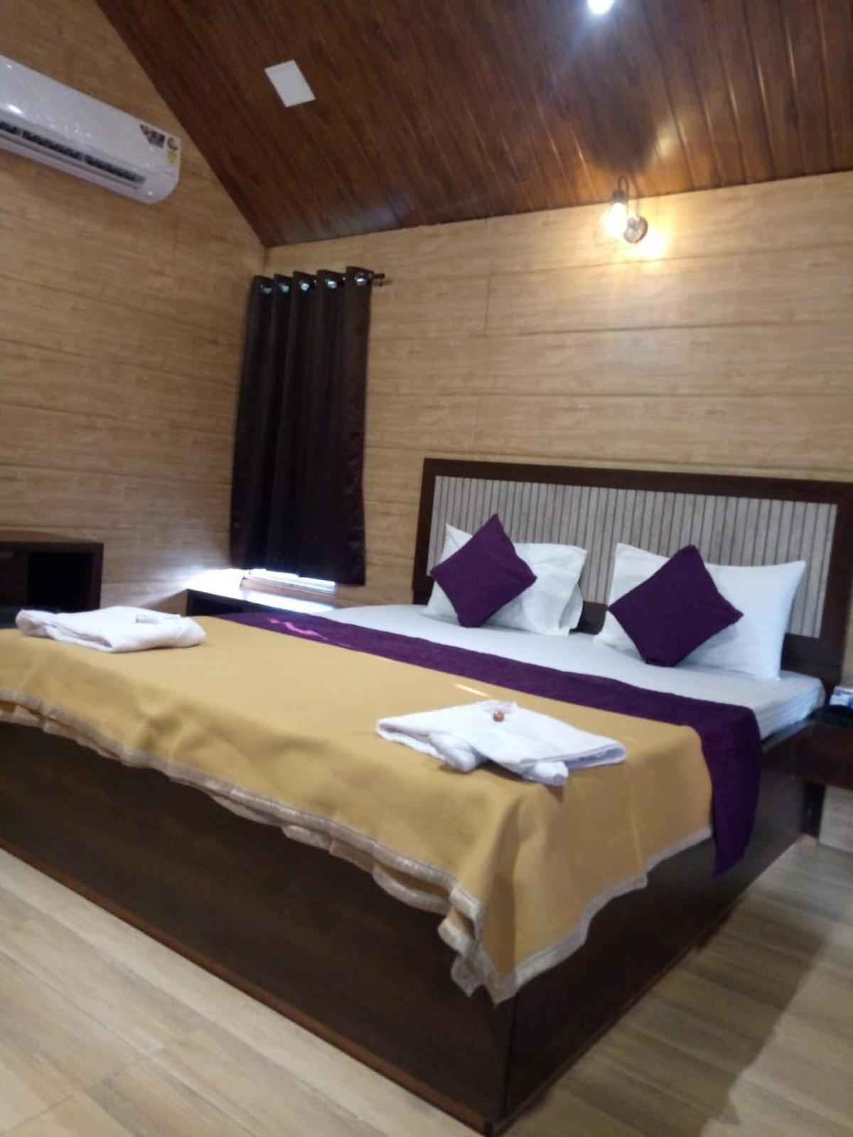 Whistling Waves Beach Resort Ānjarle Exterior foto