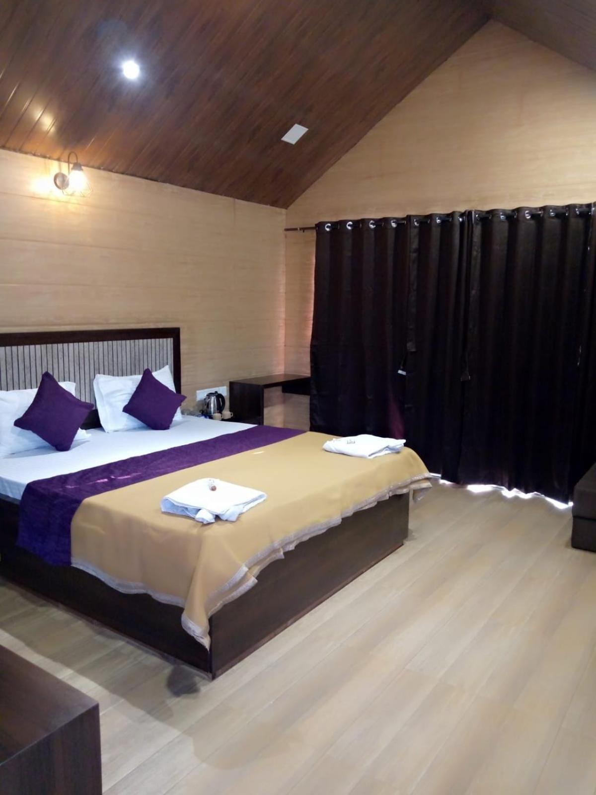 Whistling Waves Beach Resort Ānjarle Exterior foto
