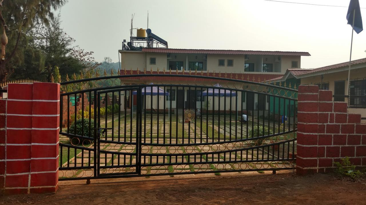 Whistling Waves Beach Resort Ānjarle Exterior foto