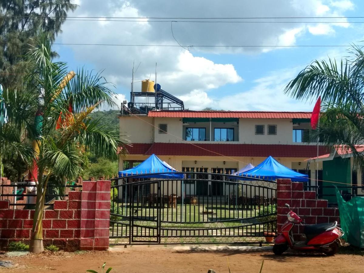 Whistling Waves Beach Resort Ānjarle Exterior foto