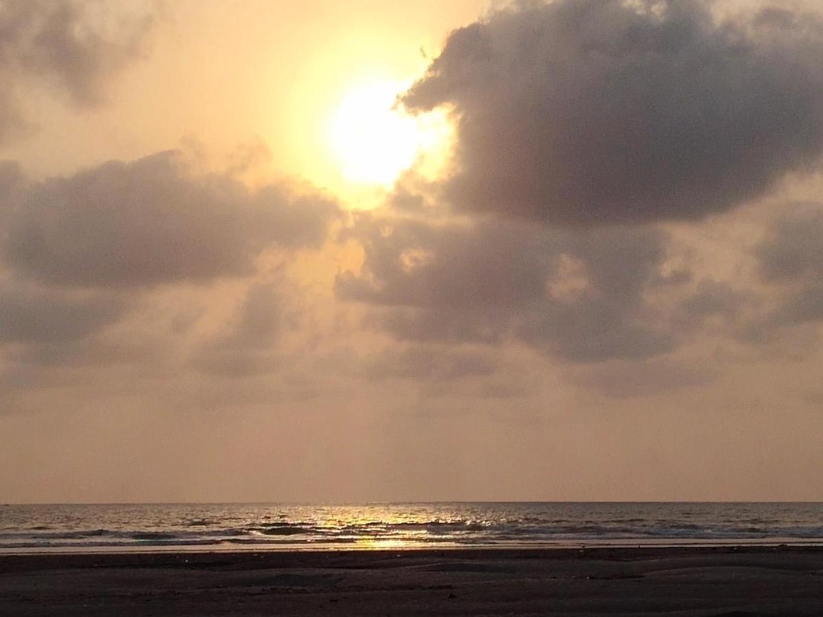 Whistling Waves Beach Resort Ānjarle Exterior foto