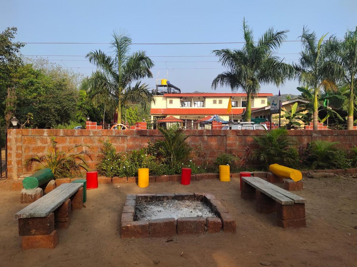 Whistling Waves Beach Resort Ānjarle Exterior foto